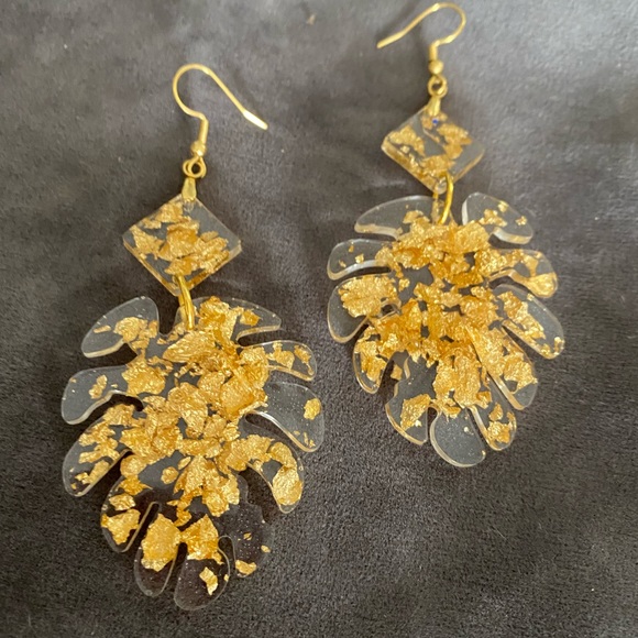 Hand made resin dangle earrings - Picture 3 of 5